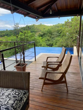 Espetacular casa em condomínio com vista para o mar e montanhas ,com maravilhosa piscina de borda infinita